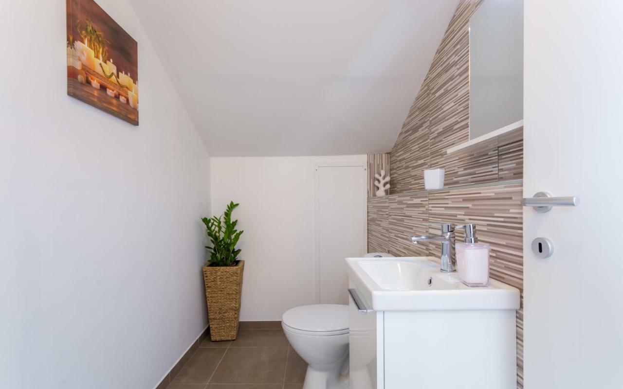 Apartment Deni คิร์ก ภายนอก รูปภาพ